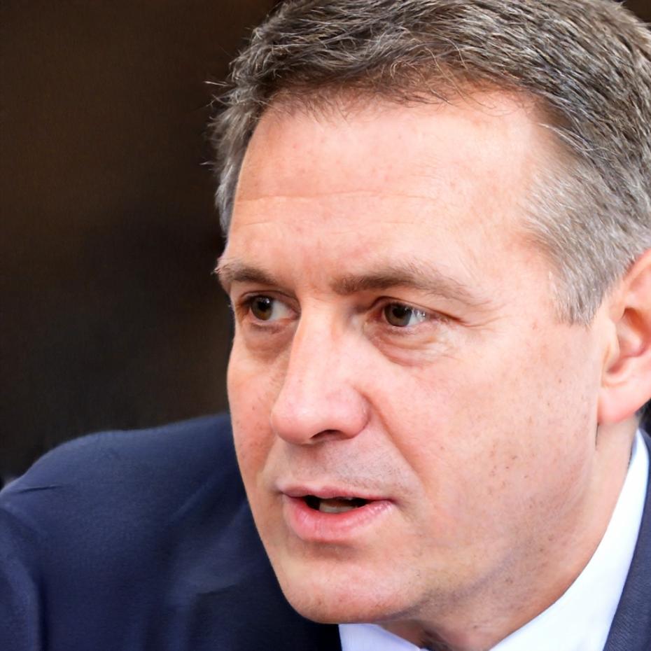 Retrato profesional de Aurelio Mendez