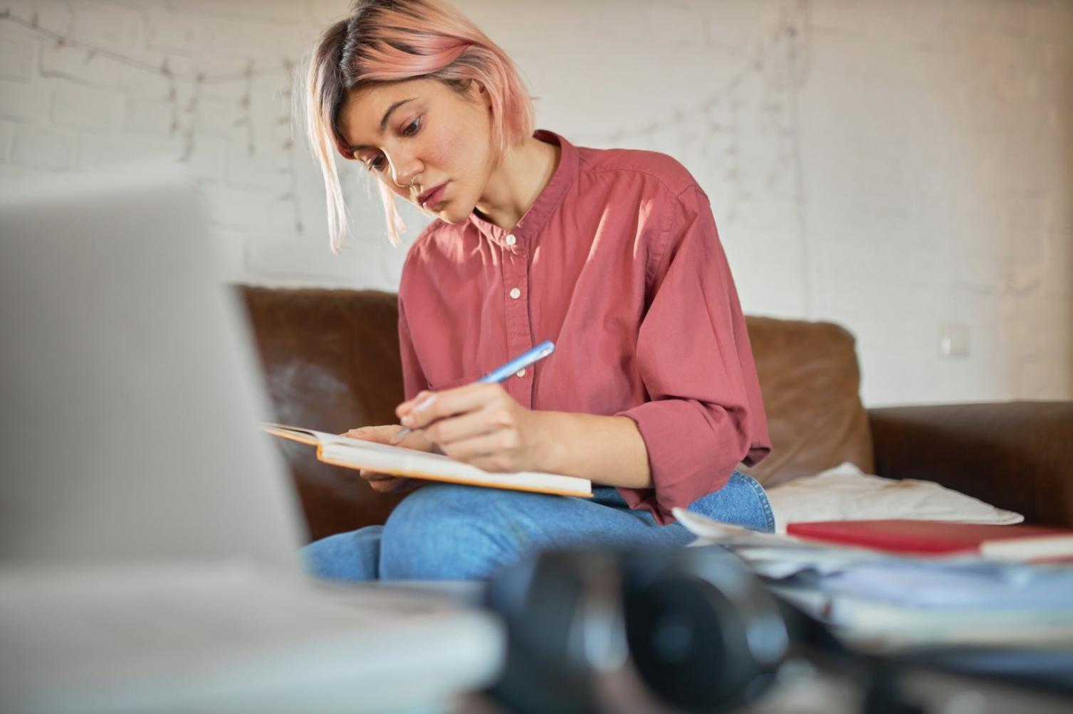 Equipo de profesionales financieros colaborando en análisis de mercado