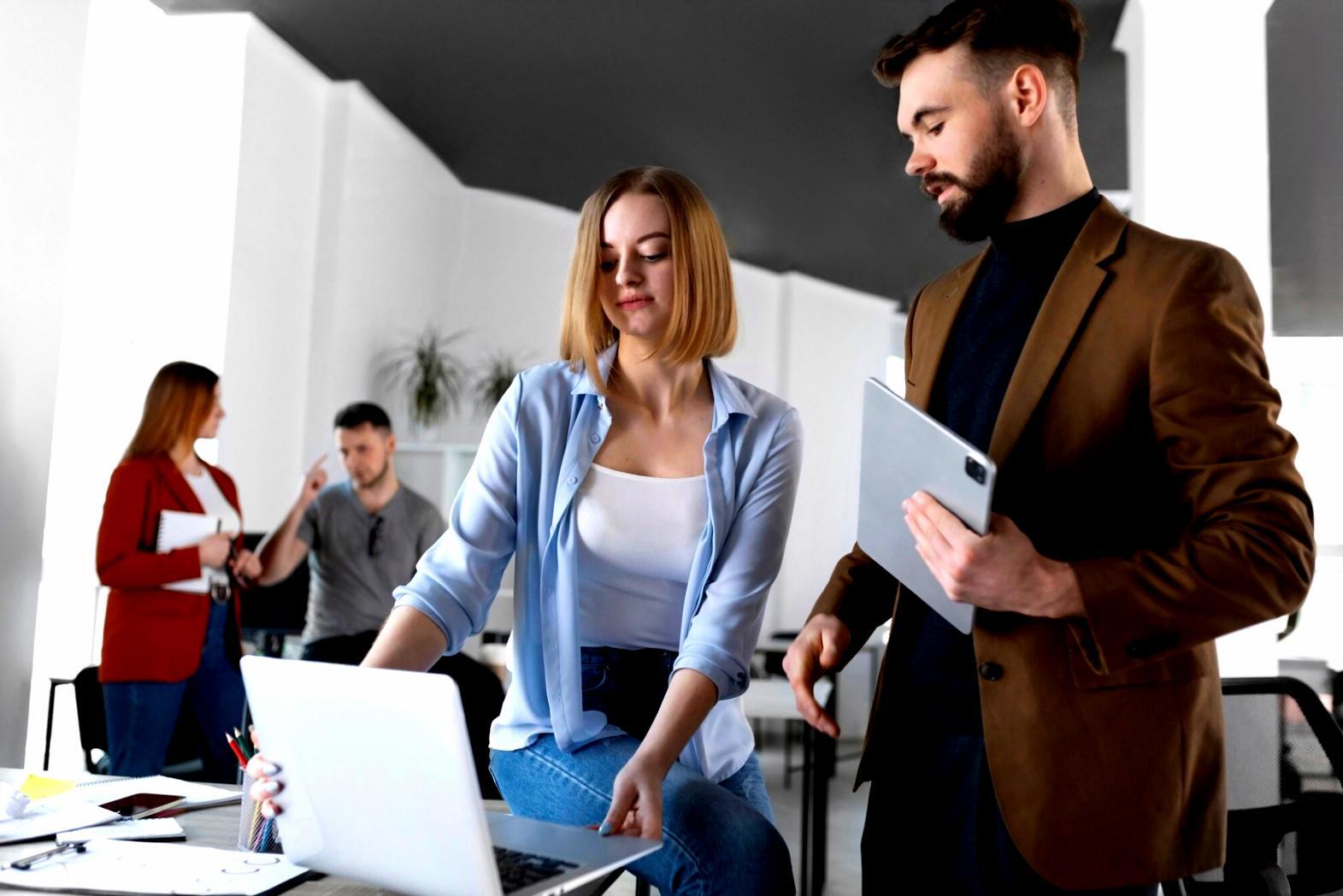 Análisis de documentos financieros en oficina moderna