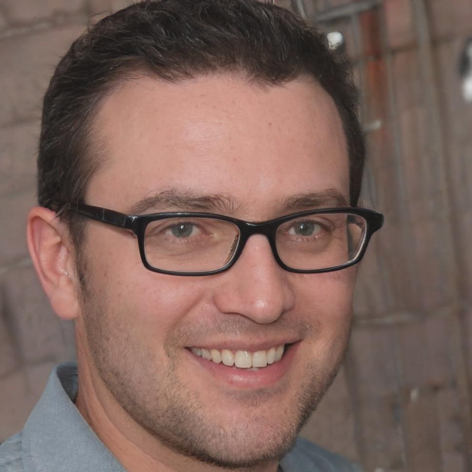 Retrato profesional de Álvaro Mendoza, analista financiero