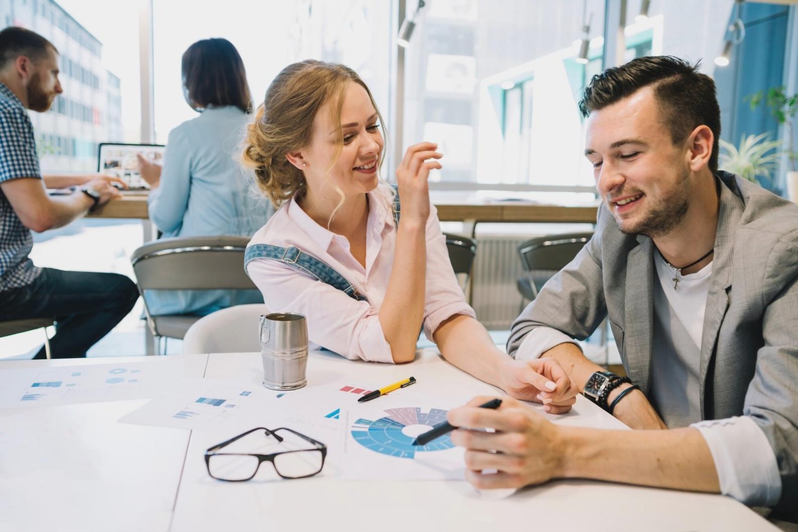 Gráficos financieros y análisis de datos sobre escritorio de oficina moderna