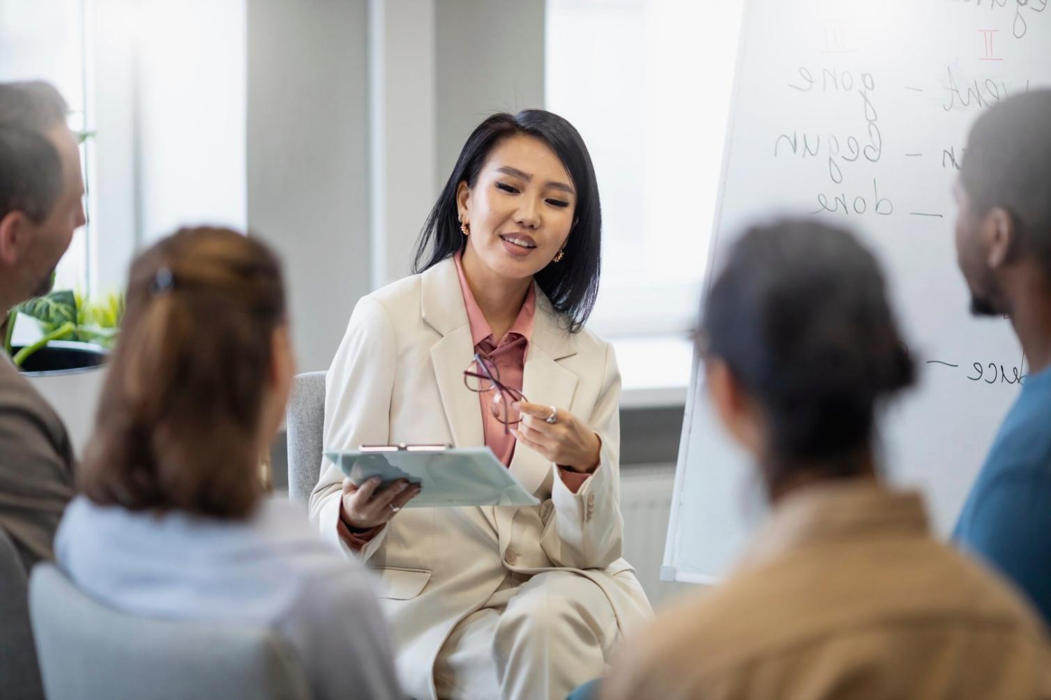 Equipo trabajando en actualización de contenidos financieros