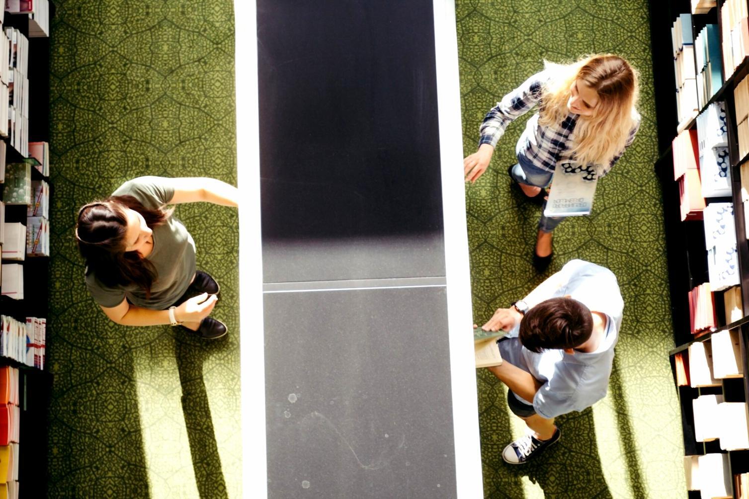 Profesionales aplicando análisis financiero en oficina moderna