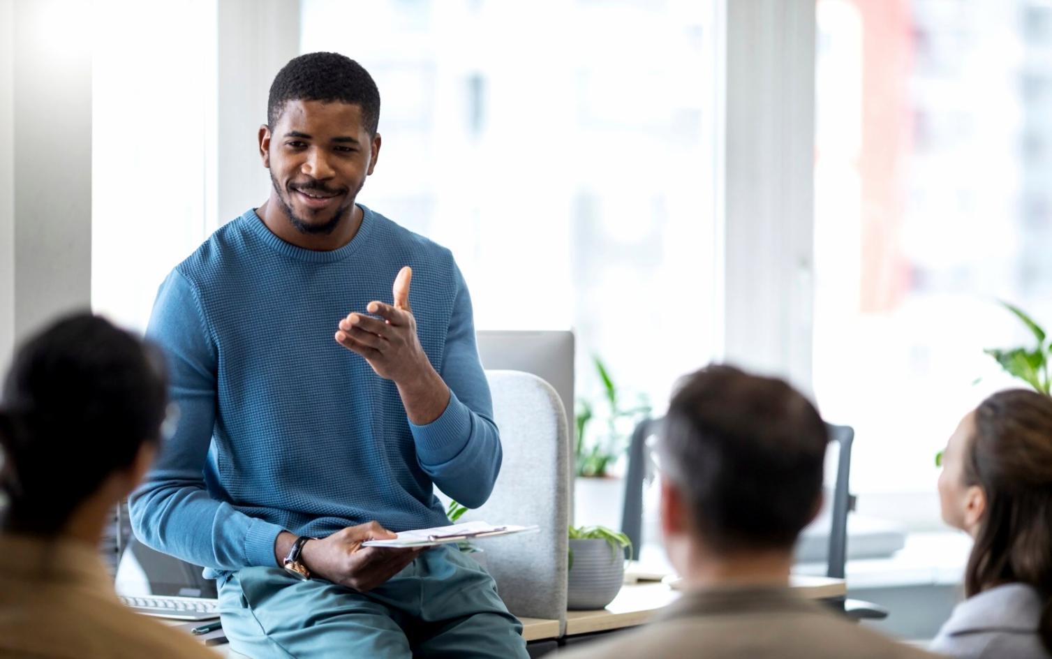 Empresario analizando gráficos financieros complejos