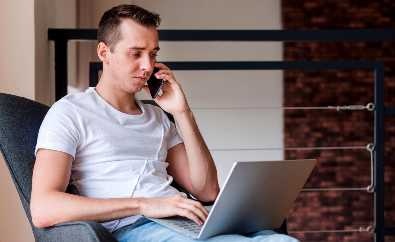 Profesional analizando estados financieros con documentos y calculadora